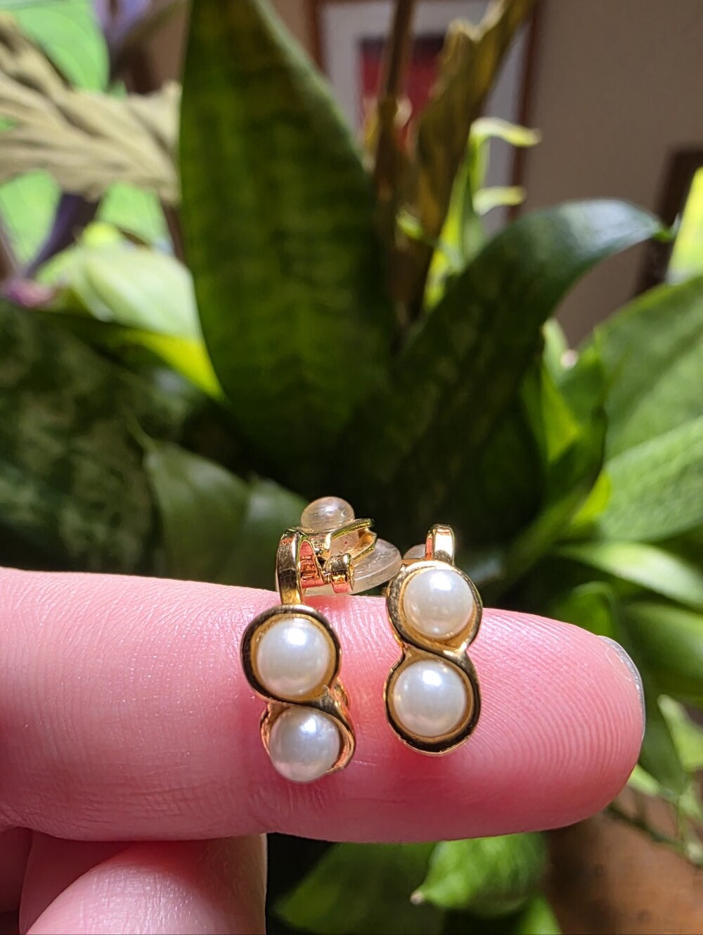 Women's Vintage Classic Gold Faux Pearl Clip On Earrings